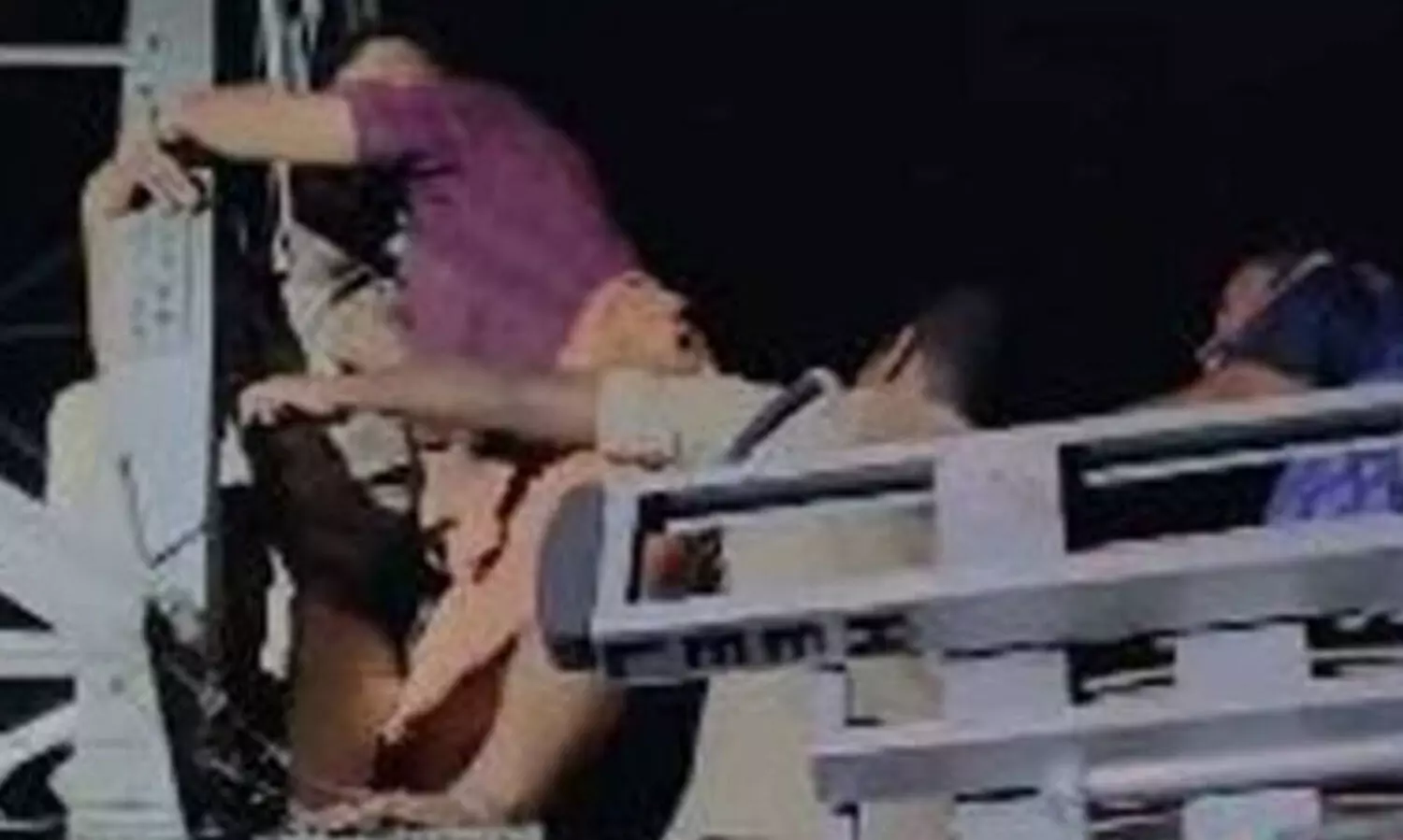 കാമുകിയുമായി ഉടക്കി 110 കെ.വി വൈദ്യുതി ടവറിൽ കയറി ആത്മഹത്യാ ഭീഷണി മുഴക്കി യുവാവ്