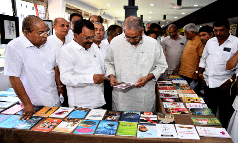 മലയാള പത്രങ്ങൾ പ്രോത്സാഹിപ്പിച്ചില്ല; പുസ്തക പ്രകാശനത്തിനിടെ പരിഭവം പറഞ്ഞ് ശ്രീധരൻ പിള്ള
