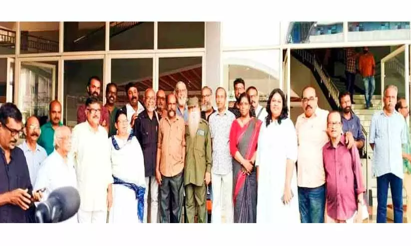 ശ്രീ തിയറ്ററിൽ ‘ജോൺ’ സിനിമയുടെ പ്രദർശനവേളയിൽ നടന്ന ജോൺ അനുസ്മരണ ചടങ്ങിൽ ശോഭീന്ദ്രൻ മാഷ്, ചെലവൂർ വേണു,ഷുഹൈബ്, ബീരാൻ, എ. രത്നാകരൻ, കെ.ജെ. തോമസ്, പ്രേംചന്ദ്, ജിജോ, മുക്ത, ദീദി എന്നിവർ ശ്രീ തിയറ്ററിൽ ‘ജോൺ’ സിനിമയുടെ പ്രദർശനവേളയിൽ നടന്ന ജോൺ അനുസ്മരണ ചടങ്ങിൽ ശോഭീന്ദ്രൻ മാഷ്, ചെലവൂർ വേണു,ഷുഹൈബ്, ബീരാൻ, എ. രത്നാകരൻ, കെ.ജെ. തോമസ്, പ്രേംചന്ദ്, ജിജോ, മുക്ത, ദീദി എന്നിവർ