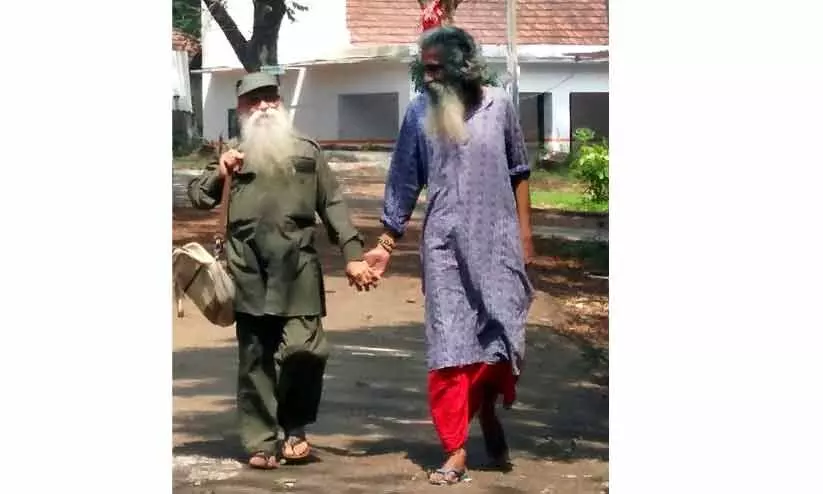 ഹരിനാരായണനോടൊപ്പം ശോഭീന്ദ്രൻ മാഷ് ഹരിനാരായണനോടൊപ്പം ശോഭീന്ദ്രൻ മാഷ്