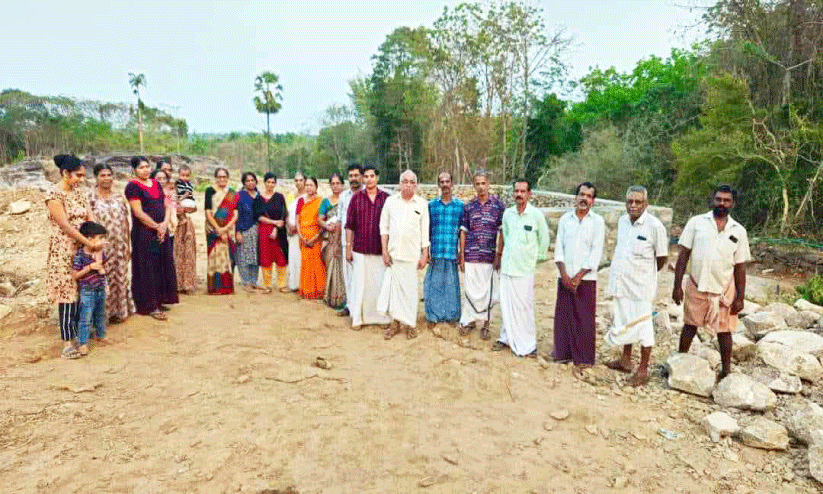 ചി​റ​മ​നേ​ങ്ങാ​ട് ക​ണ​ലി​പ്പാ​റ​പ്പു​റ​ത്ത് പ​ട​ക്ക സം​ഭ​ര​ണ ശാ​ല​ക്ക് നീ​ക്കം;  പ്ര​തി​ഷേ​ധ​വു​മാ​യി നാ​ട്ടു​കാ​ർ
