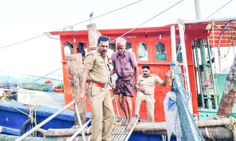 workers rescued from sank fishing boat