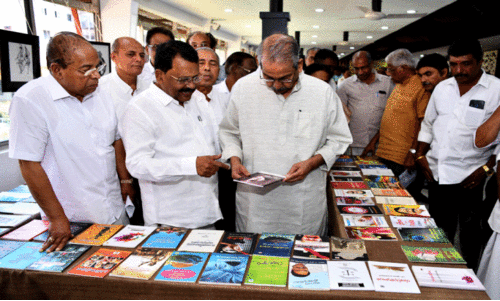 മലയാള പത്രങ്ങൾ പ്രോത്സാഹിപ്പിച്ചില്ല; പുസ്തക പ്രകാശനത്തിനിടെ പരിഭവം പറഞ്ഞ് ശ്രീധരൻ പിള്ള