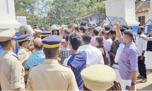 ക​ണ്ണൂ​ര്‍ മെഡിക്കല്‍ കോളജില്‍ പിൻവാതിൽ നിയമനം; യൂത്ത് കോൺഗ്രസ് മാർച്ചിൽ സംഘർഷം