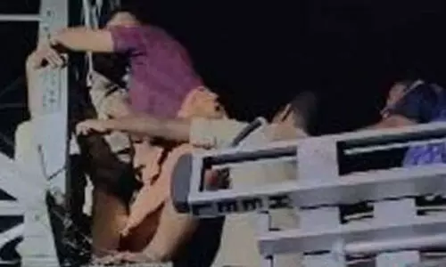 കാമുകിയുമായി ഉടക്കി 110 കെ.വി വൈദ്യുതി ടവറിൽ കയറി ആത്മഹത്യാ ഭീഷണി മുഴക്കി യുവാവ്