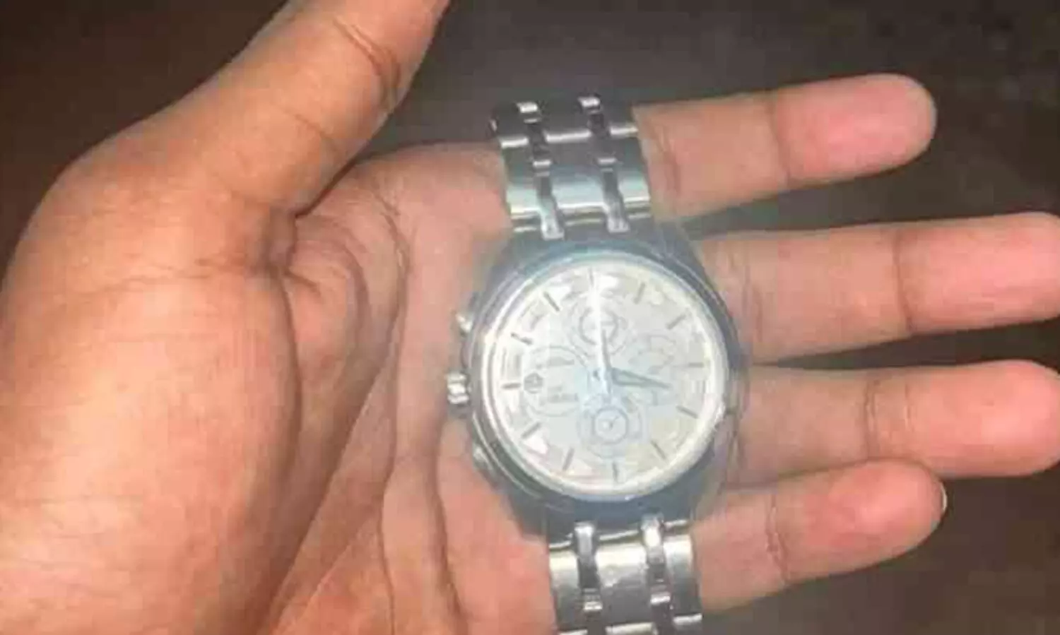 കുളക്കരയിൽ അഴിച്ചുവെച്ച അരലക്ഷത്തിന്റെ വാച്ച് മോഷണം പോയി; സി.സി.ടി.വി സഹായത്തോടെ കള്ളനെ പൊക്കി