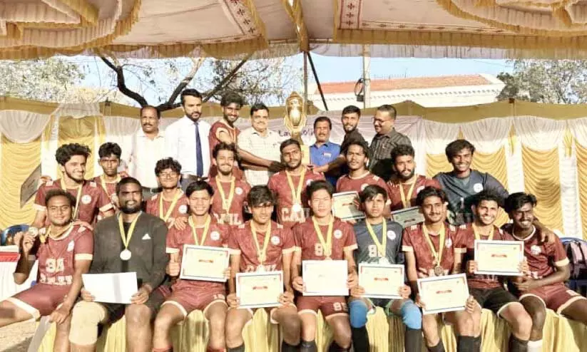 ക്രൈ​സ്റ്റ് ലോ ​കോ​ള​ജ് ക്യാ​പ്റ്റ​ൻ അ​ബ്ദു​ൽ ഫ​ത്താ​ഹ് അ​ൻ​വ​ർ ട്രോ​ഫി ഏ​റ്റു​വാ​ങ്ങു​ന്നു