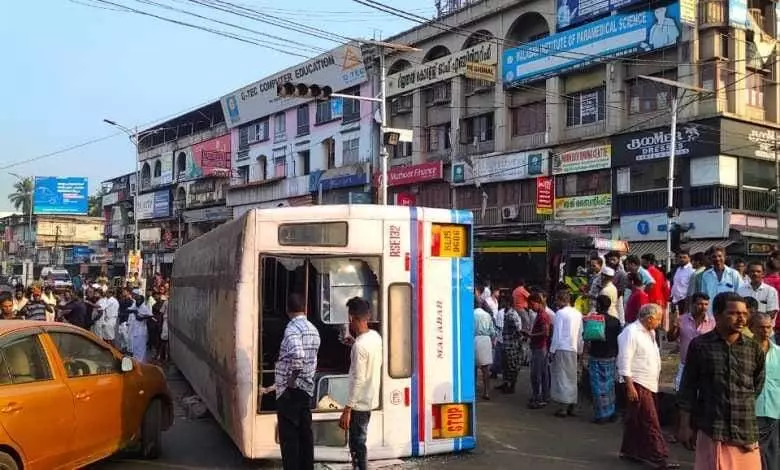 കൊണ്ടോട്ടിയിൽ കെ.എസ്.ആർ.ടി.സി ബസ് മറിഞ്ഞ് നിരവധി പേർക്ക് പരിക്ക് കൊണ്ടോട്ടിയിൽ കെ.എസ്.ആർ.ടി.സി ബസ് മറിഞ്ഞ് നിരവധി പേർക്ക് പരിക്ക്