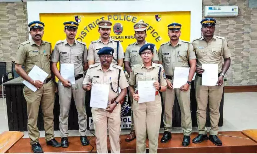 ജില്ല പൊലീസ് മേധാവി വൈഭവ് സക്സേനയുടെ അഭിനന്ദനക്കത്തുമായി അന്വേഷണ സംഘം ജില്ല പൊലീസ് മേധാവി വൈഭവ് സക്സേനയുടെ അഭിനന്ദനക്കത്തുമായി അന്വേഷണ സംഘം