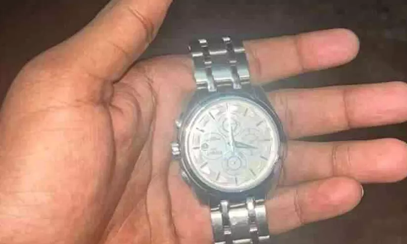 കുളക്കരയിൽ അഴിച്ചുവെച്ച അരലക്ഷത്തിന്റെ വാച്ച് മോഷണം പോയി; സി.സി.ടി.വി സഹായത്തോടെ കള്ളനെ പൊക്കി