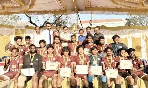 ക്രൈ​സ്റ്റ് ലോ ​കോ​ള​ജ് ക്യാ​പ്റ്റ​ൻ അ​ബ്ദു​ൽ ഫ​ത്താ​ഹ് അ​ൻ​വ​ർ ട്രോ​ഫി ഏ​റ്റു​വാ​ങ്ങു​ന്നു