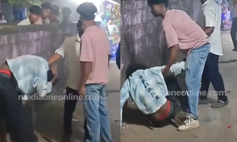 ക്ഷേത്രോത്സവത്തിനിടെ യുവാവിന്റെ തല തല്ലിപ്പൊട്ടിച്ചു -VIDEO