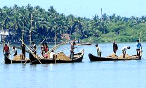 മ​ണ​ൽ​വാ​ര​ൽ