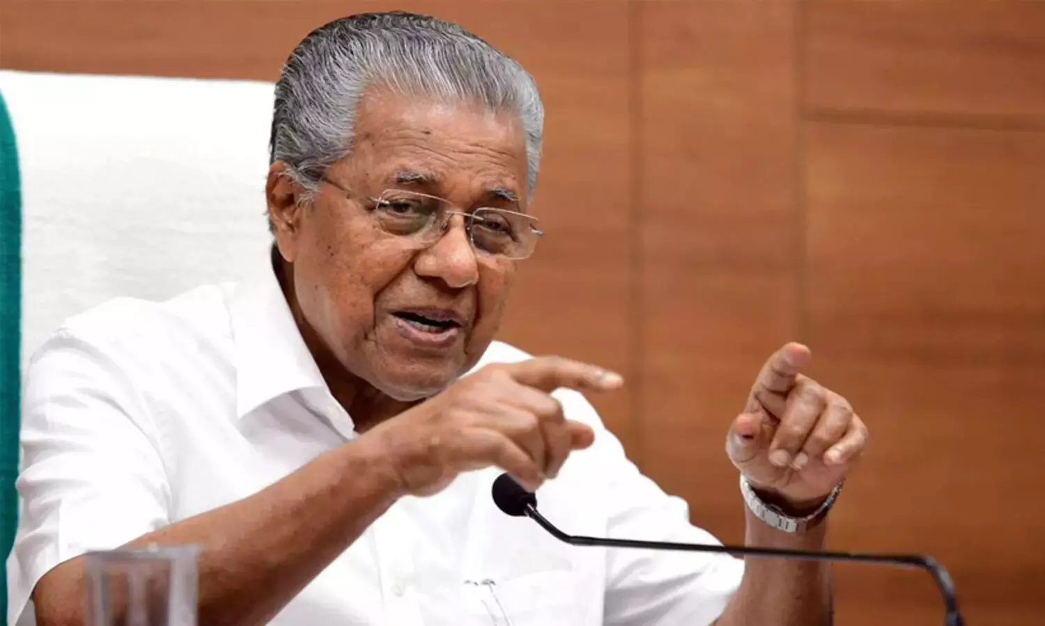 ക്ഷേമ പെന്‍ഷനുകളെയും സർവീസ് പെന്‍ഷനുകളെയും ബാധ്യതയായല്ല സര്‍ക്കാര്‍ കാണുന്നതെന്ന് മുഖ്യമന്ത്രി