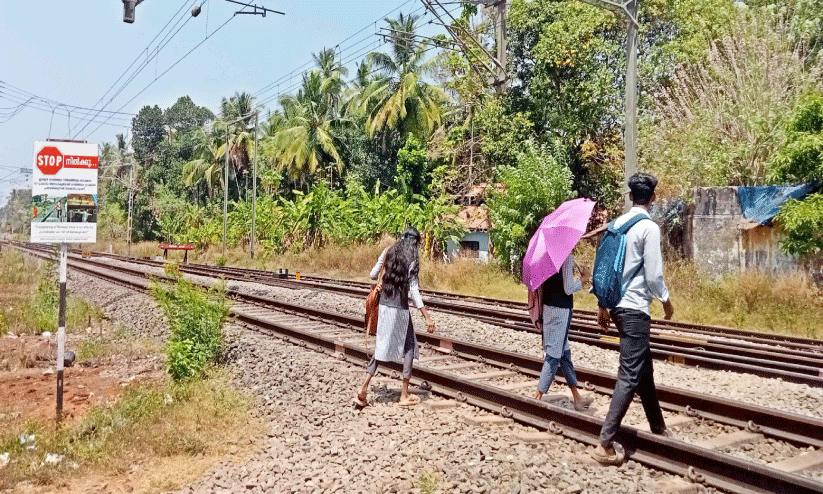 എ​ത്ര ജീ​വ​ൻ പൊ​ലി​യ​ണം, റെ​യി​ൽ​വേ മേ​ൽ​പാ​ലം പ​ണി​യാ​ൻ?