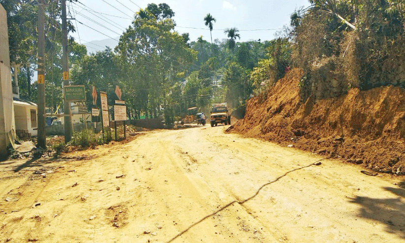 പണിതിട്ടും തീരാതെ പുളിഞ്ഞാൽ റോഡ്; ആ​രോ​ഗ്യ​ഭീ​ഷ​ണി​യു​യ​ർ​ത്തി പൊ​ടി​ശ​ല്യം