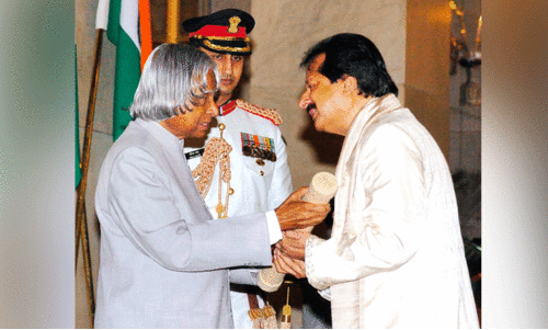 pankaj udhas recieves padmasree from APJ