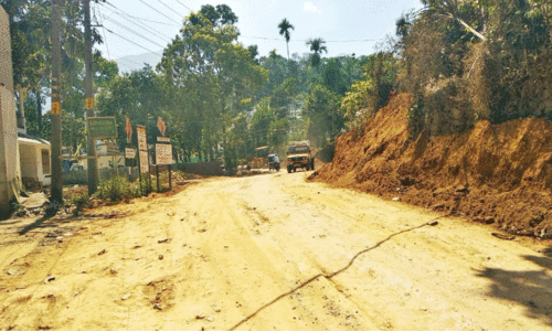 പണിതിട്ടും തീരാതെ പുളിഞ്ഞാൽ റോഡ്; ആ​രോ​ഗ്യ​ഭീ​ഷ​ണി​യു​യ​ർ​ത്തി പൊ​ടി​ശ​ല്യം