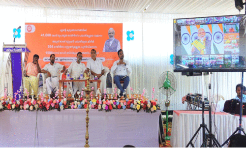 കാ​ത്തി​രി​പ്പി​ന് വി​രാ​മം; കോ​ട്ടി​ക്കു​ളം റെ​യി​ല്‍വേ മേ​ല്‍പാ​ല​ത്തി​ന് പ്ര​ധാ​ന​മ​ന്ത്രി ത​റ​ക്ക​ല്ലി​ട്ടു