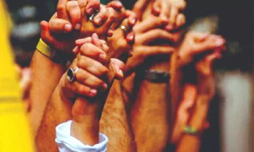 തൊഴിലുറപ്പ് ജോലിക്കെത്തി ഒപ്പിട്ട് മനുഷ്യച്ചങ്ങലയിൽ പങ്കെടുത്തു; മൂന്ന് പേർക്ക് സസ്പെൻഷൻ