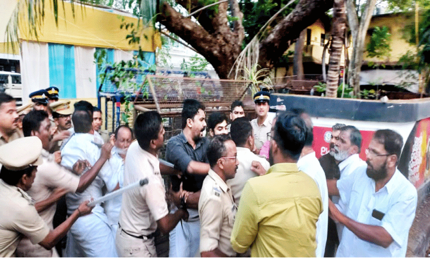 പോളിടെക്നിക്; കോൺഗ്രസ് മാർച്ചിൽ സംഘർഷം