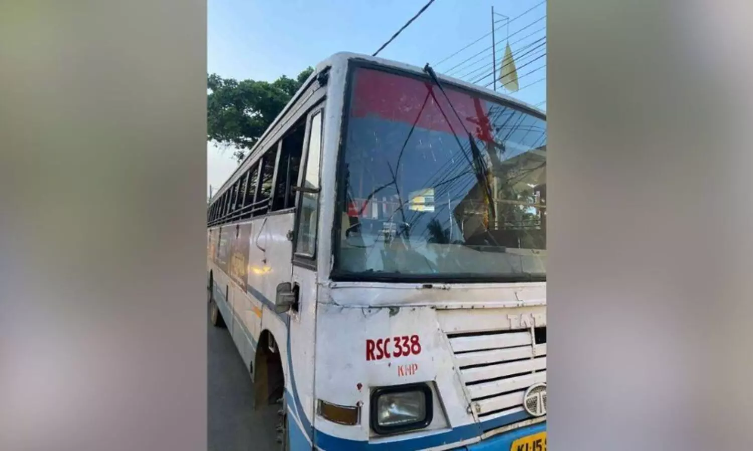 സ്വകാര്യ ബസ് ജീവനക്കാർ  കെ.എസ്.ആർ.ടി.സി ബസിന്റെ ചില്ല് അടിച്ചു തകർത്തു