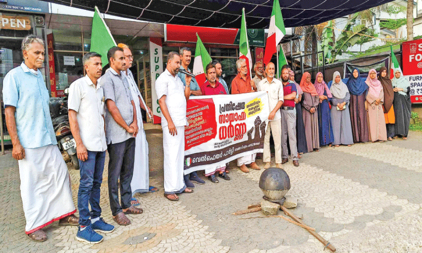 സപ്ലൈകോക്ക് മുന്നിൽ കലം കമഴ്ത്തി സമരം സപ്ലൈകോക്ക് മുന്നിൽ കലം കമഴ്ത്തി സമരം