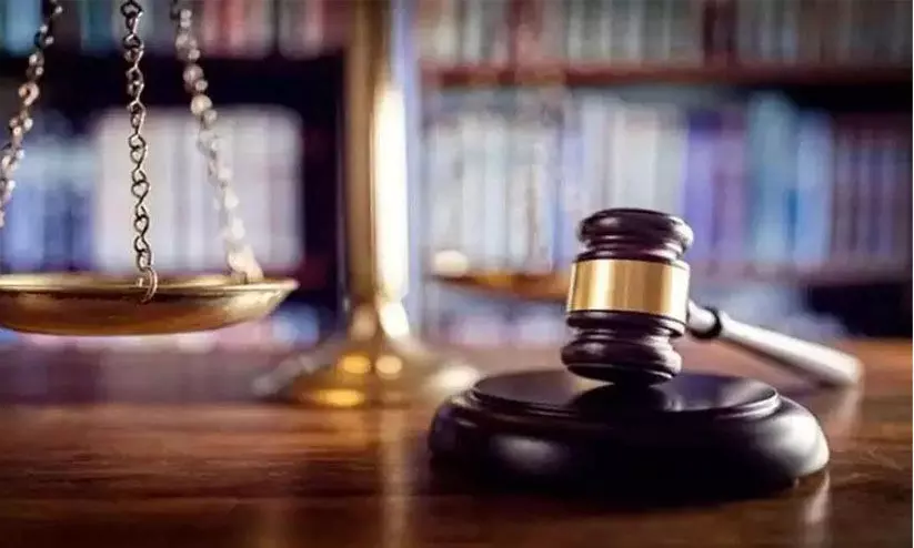 കൈക്കൂലി വാങ്ങിയ മുൻ സബ് ഇൻസ്പെക്ടർക്ക് ഒരുവർഷം കഠിന തടവും 50,000 രൂപ പിഴയും കൈക്കൂലി വാങ്ങിയ മുൻ സബ് ഇൻസ്പെക്ടർക്ക് ഒരുവർഷം കഠിന തടവും 50,000 രൂപ പിഴയും