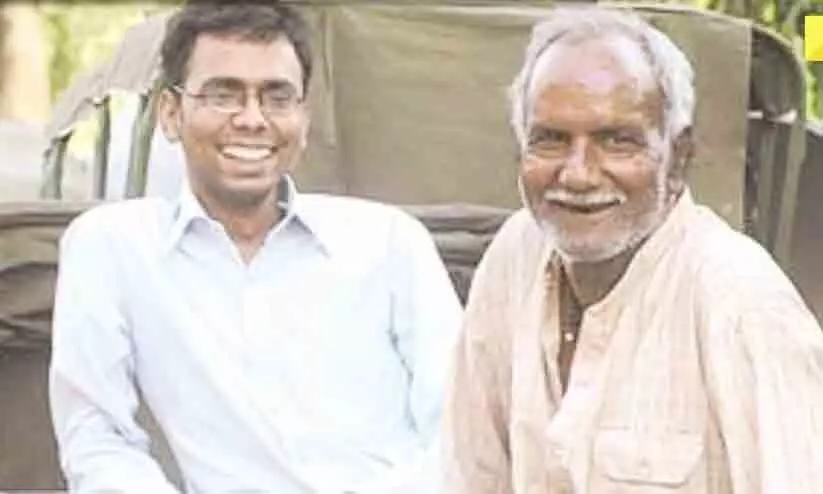 അരപ്പട്ടിണി കിടന്നും ട്യൂഷനെടുത്തും പഠിക്കാൻ പണം കണ്ടെത്തി; ഒരു സെക്കൻഡ് പോലും പാഴാക്കാതെ അധ്വാനിച്ചു; ഓട്ടോറിക്ഷ ഡ്രൈവറുടെ മകൻ ഐ.എ.എസ് ഉദ്യോഗസ്ഥനായ കഥ അരപ്പട്ടിണി കിടന്നും ട്യൂഷനെടുത്തും പഠിക്കാൻ പണം കണ്ടെത്തി; ഒരു സെക്കൻഡ് പോലും പാഴാക്കാതെ അധ്വാനിച്ചു; ഓട്ടോറിക്ഷ ഡ്രൈവറുടെ മകൻ ഐ.എ.എസ് ഉദ്യോഗസ്ഥനായ കഥ