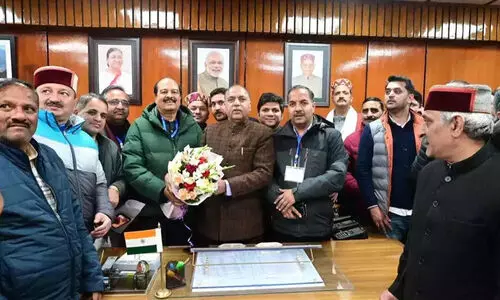 ഹിമാചലിൽ കോൺഗ്രസ് സർക്കാറിന്‍റെ ഭാവി തുലാസിൽ; വിശ്വാസ വോട്ടെടുപ്പ് നടത്തണമെന്ന് ബി.ജെ.പി; ഗവർണറെ കണ്ടു