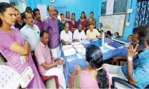 ഒ​ന്ന​ര വ​ർ​ഷം മു​മ്പ്​ കു​ത്തി​പ്പൊ​ളി​ച്ച റോ​ഡ് ന​ന്നാ​ക്കി​യി​ല്ല; വാ​ട്ട​ർ അ​തോ​റി​റ്റി ഓ​ഫി​സി​ൽ നാട്ടുകാരുടെ കു​ത്തി​യി​രി​പ്പ്