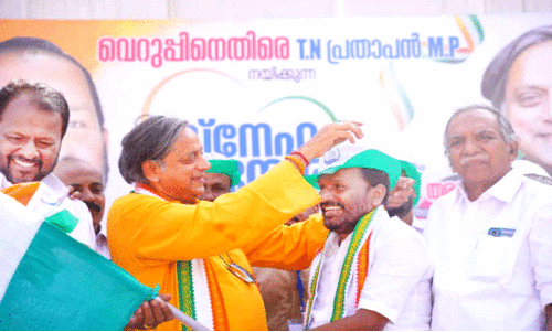 വാ​ഗ്ദാ​ന​ങ്ങ​ളെ​ല്ലാം പൊ​ളി​ഞ്ഞ ബി.​ജെ.​പി രാ​മ​ക്ഷേ​ത്രം പ​റ​ഞ്ഞ് വോ​ട്ടു​പി​ടി​ക്കു​ന്നു -ശ​ശി ത​രൂ​ര്‍