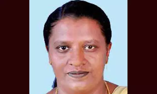 നിർത്തിയ ബസിനുപിന്നിൽ സ്കൂട്ടറിടിച്ച് നഴ്സ് മരിച്ചു