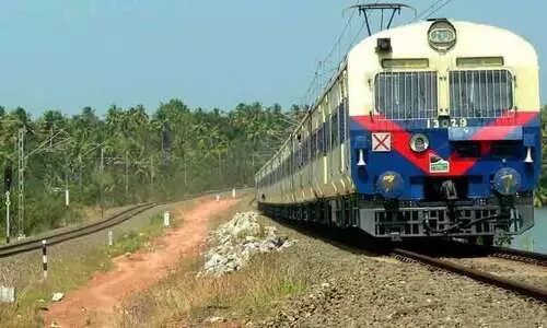 വർക്കലയിൽ ട്രെയിൻ തട്ടി അമ്മക്കും കുഞ്ഞിനും  ദാരുണാന്ത്യം