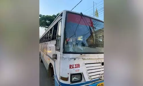 സ്വകാര്യ ബസ് ജീവനക്കാർ  കെ.എസ്.ആർ.ടി.സി ബസിന്റെ ചില്ല് അടിച്ചു തകർത്തു