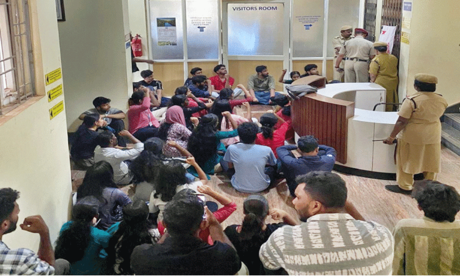 വി​ദ്യാ​ര്‍ഥി​ക​ള്‍ക്കെ​തി​രെ ലൈം​ഗി​കാ​തി​ക്ര​മം: കേ​ന്ദ്ര വാ​ഴ്​​സി​റ്റി​യി​ൽ സ​മ​രം തു​ട​രു​ന്നു