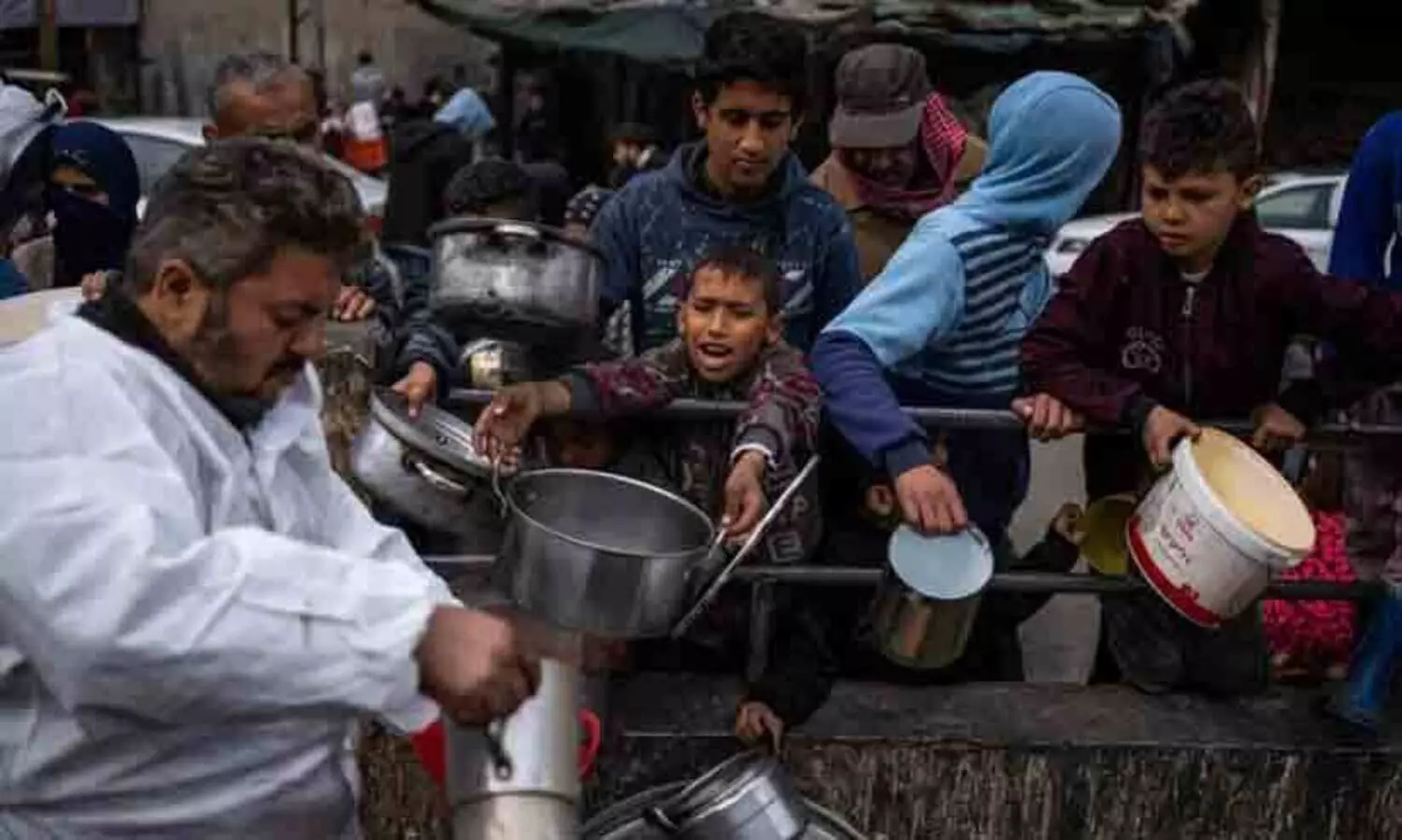 77 killed in Is­raeli at­tack while wait­ing for food aid in Gaza