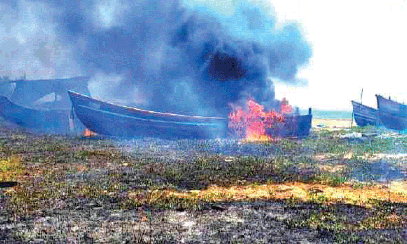 ബ്ലാ​ങ്ങാ​ട് ക​ട​പ്പു​റ​ത്ത് വ​ഞ്ചി​ക​ൾ​ക്ക്​ തീ​പി​ടി​ച്ചു