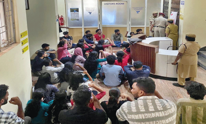 വിദ്യാര്ഥികള്ക്കെതിരെ ലൈംഗികാതിക്രമം: കേന്ദ്ര വാഴ്സിറ്റിയിൽ സമരം തുടരുന്നു വിദ്യാര്ഥികള്ക്കെതിരെ ലൈംഗികാതിക്രമം: കേന്ദ്ര വാഴ്സിറ്റിയിൽ സമരം തുടരുന്നു