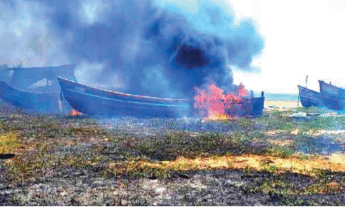 ബ്ലാ​ങ്ങാ​ട് ക​ട​പ്പു​റ​ത്ത് വ​ഞ്ചി​ക​ൾ​ക്ക്​ തീ​പി​ടി​ച്ചു
