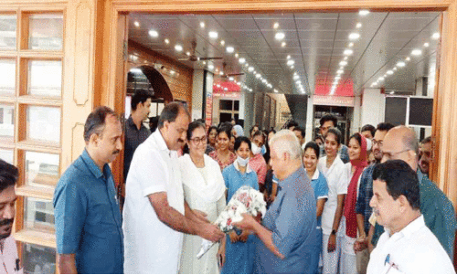 പൗരപ്രമുഖരെ നേരിട്ട് കണ്ട് എം.വി. ജയരാജൻ പേരാവൂരിൽ