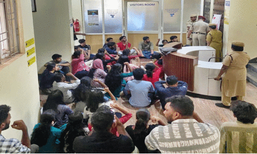 വി​ദ്യാ​ര്‍ഥി​ക​ള്‍ക്കെ​തി​രെ ലൈം​ഗി​കാ​തി​ക്ര​മം: കേ​ന്ദ്ര വാ​ഴ്​​സി​റ്റി​യി​ൽ സ​മ​രം തു​ട​രു​ന്നു