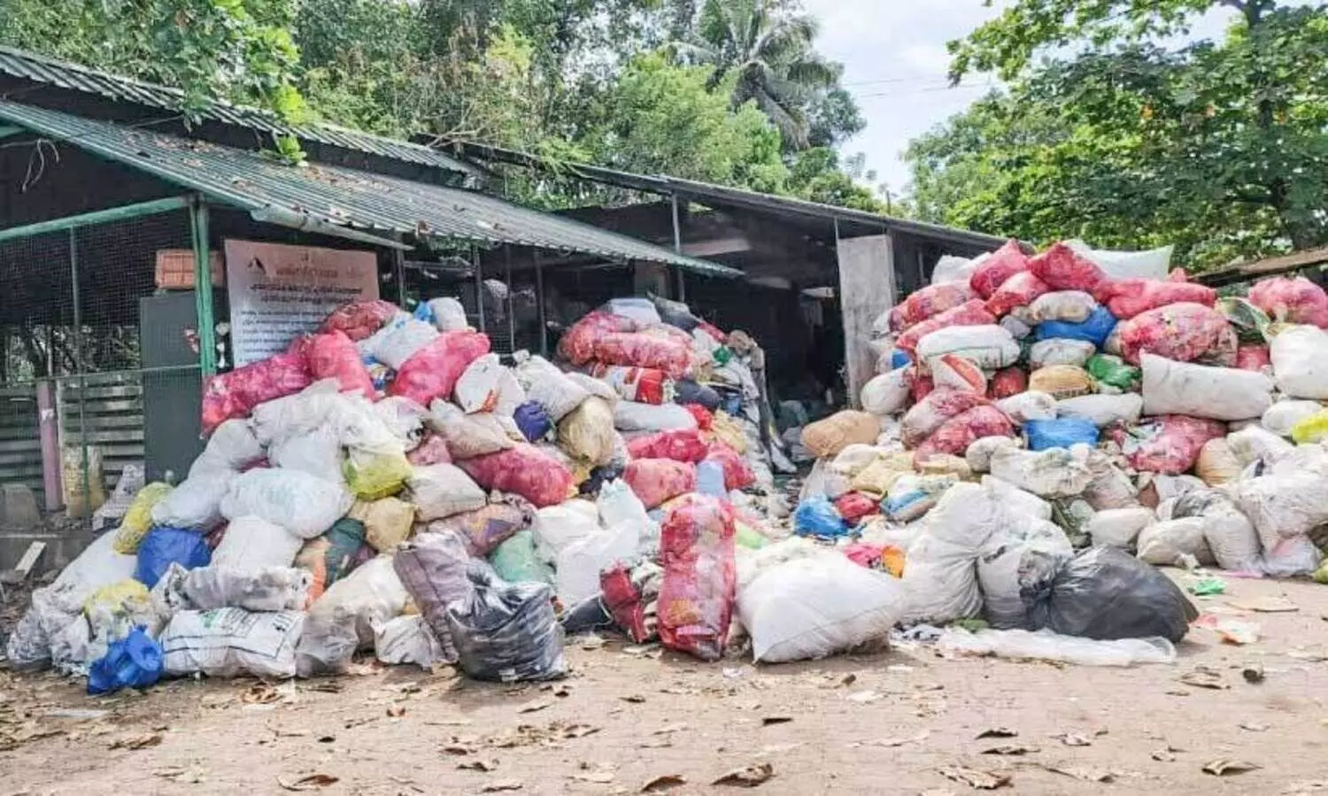 പ്ലാ​സ്റ്റി​ക് സം​ഭ​ര​ണ​കേ​ന്ദ്രം