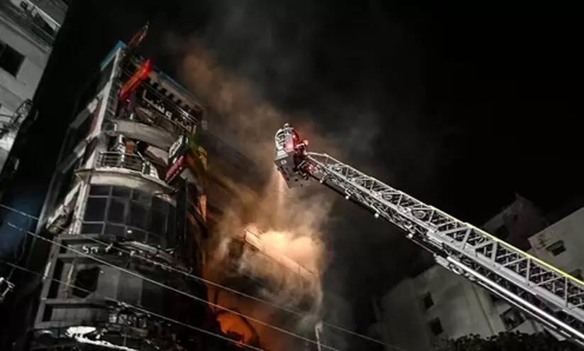 ബംഗ്ലാദേശിൽ ആറുനില കെട്ടിടത്തിലുണ്ടായ തീപിടിത്തത്തിൽ 43 പേർ മരിച്ചു ബംഗ്ലാദേശിൽ ആറുനില കെട്ടിടത്തിലുണ്ടായ തീപിടിത്തത്തിൽ 43 പേർ മരിച്ചു