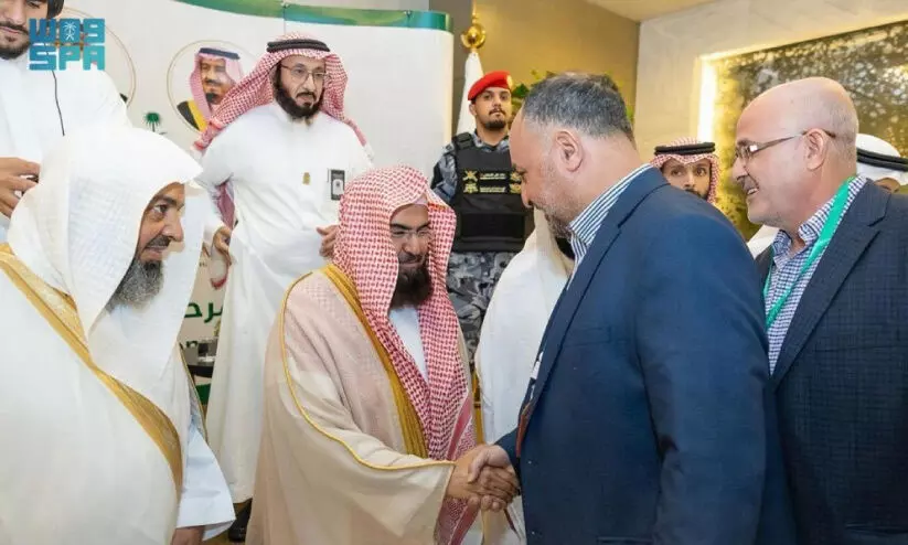 രാ​ജാ​വി​ന്റെ അ​തി​ഥി​ക​ൾ: ഉംറ സംഘം ഇരുഹറം മേധാവിയെ സന്ദർശിച്ചു