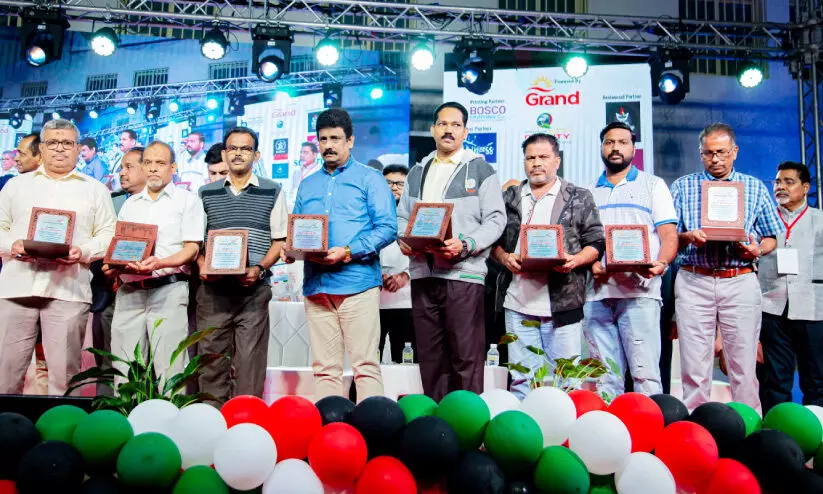 റസ്റ്റാറന്റ് - കഫ്റ്റീരിയ ജീവനക്കാർക്ക് പ്രവാസി വെൽഫെയർ ആദരം റസ്റ്റാറന്റ് - കഫ്റ്റീരിയ ജീവനക്കാർക്ക് പ്രവാസി വെൽഫെയർ ആദരം