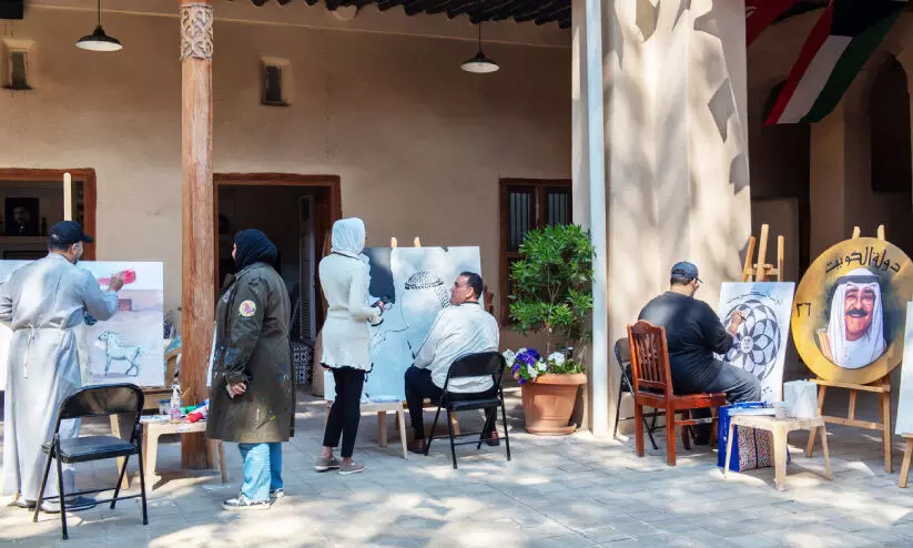 വ​ര​ക​ളി​ൽ തെ​ളി​ഞ്ഞ് ച​രി​ത്ര​വും വ​ർ​ത്ത​മാ​ന​വും