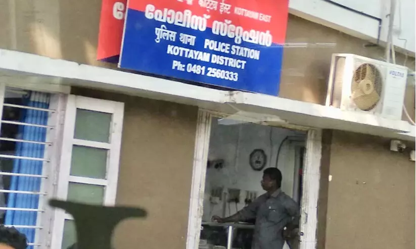 വീട്ടിൽ നിന്നും ഇറങ്ങി വഴിതെറ്റിയ നാല് വയസുകാരന് രക്ഷകരായി പൊലീസും നാട്ടുകാരും വീട്ടിൽ നിന്നും ഇറങ്ങി വഴിതെറ്റിയ നാല് വയസുകാരന് രക്ഷകരായി പൊലീസും നാട്ടുകാരും