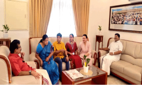 പ്രഫ. സി. രവീന്ദ്രനാഥ് ഇന്നസെന്റിന്റെ വീട് സന്ദര്‍ശിച്ചു