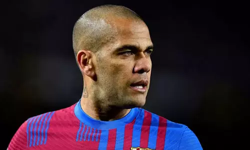 ഡാനി ആൽവസിന് ഇതിഹാസ പദവി തിരിച്ചുനൽകി ബാഴ്സ